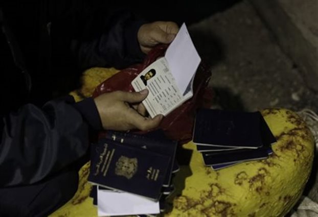 ΕΛΑΣ: Στελέχη της Τοπικής Αυτοδιοίκησης και δικηγόροι μεταξύ των συλληφθέντων στο κύκλωμα κατάρτισης πλαστών εγγράφων σε λαθρομετανάστες