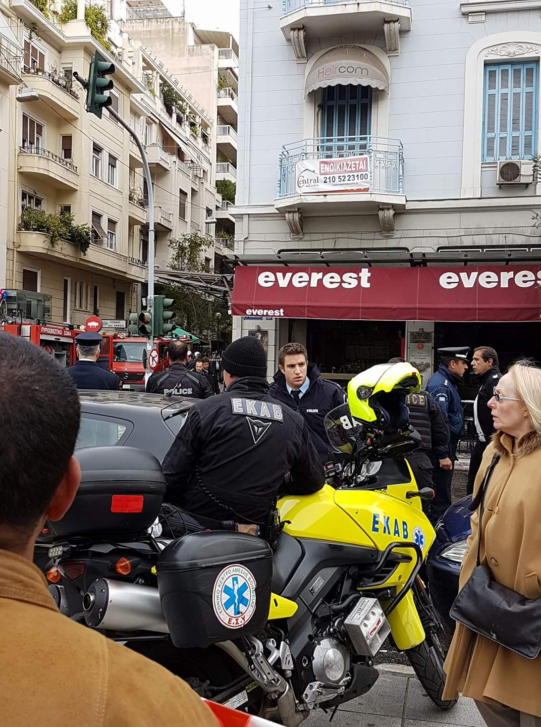 πλ.Βικτωρίας: Έκρηξη σε ταχυφαγείο- Αναφορά σε τραυματίες