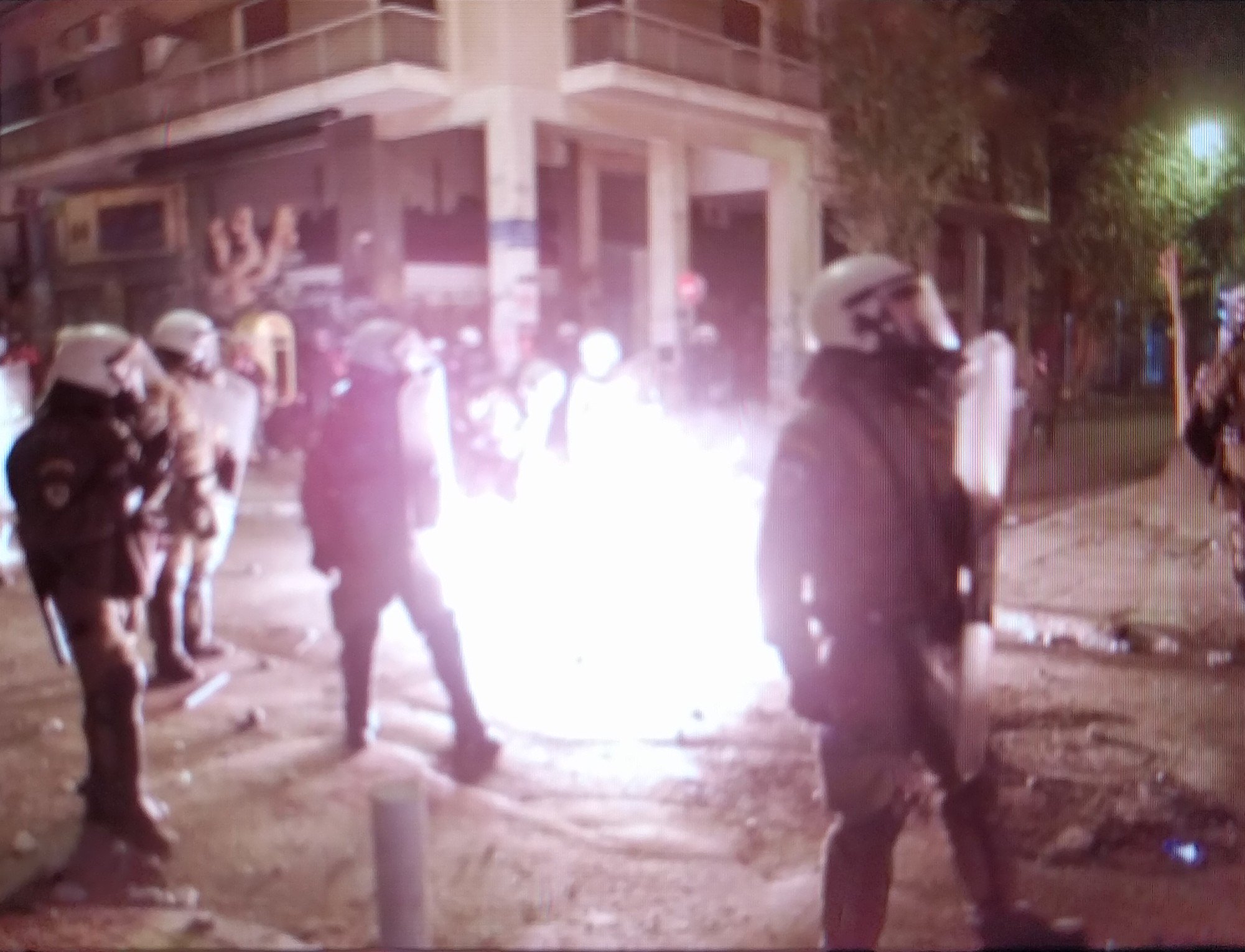 Εξάρχεια: Καταδρομική με μολώτοφ δέχθηκε η διμοιρία στα γραφεία