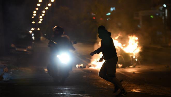 Ψυρρή: Κουκουλοφόροι του «χώρου» με μολώτοφ και βενζίνη προκάλεσαν εμπρησμούς και τρομοκράτησαν πολίτες και τουρίστες