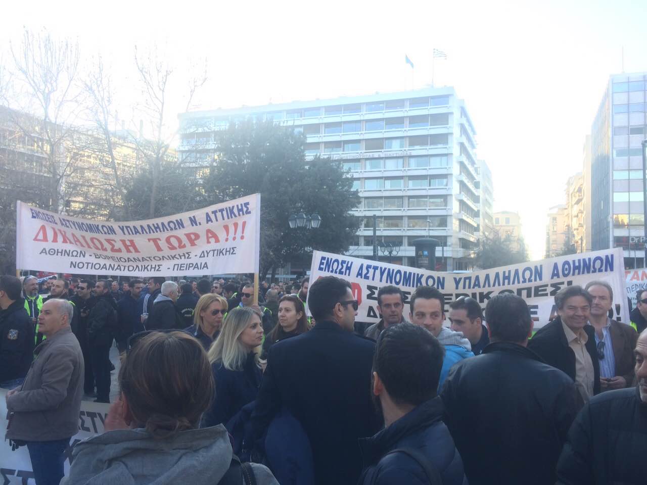Με καπνογόνα στη συγκέντρωση οι ένστολοι των Σωμάτων Ασφαλείας (ΦΩΤΟ)