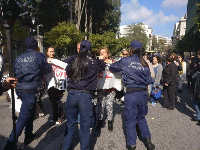 Επεισόδια στην Ηρώδου Αττικού: Καθαρίστριες επιχείρησαν να προσεγγίσουν στο Μαξίμου