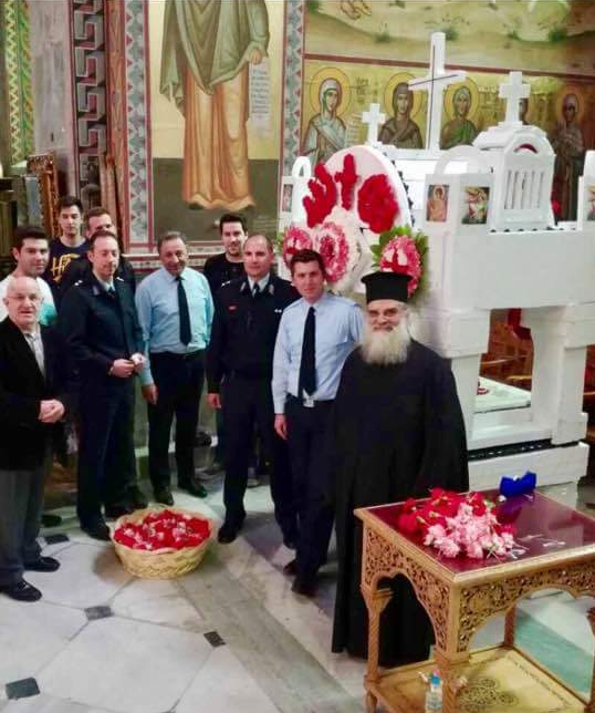 Στόλισαν τον Επιτάφιο του Αγ.Κωνσταντίνου με το Διοικητή τους οι Αστυνομικοί της Τροχαίας Αθηνών