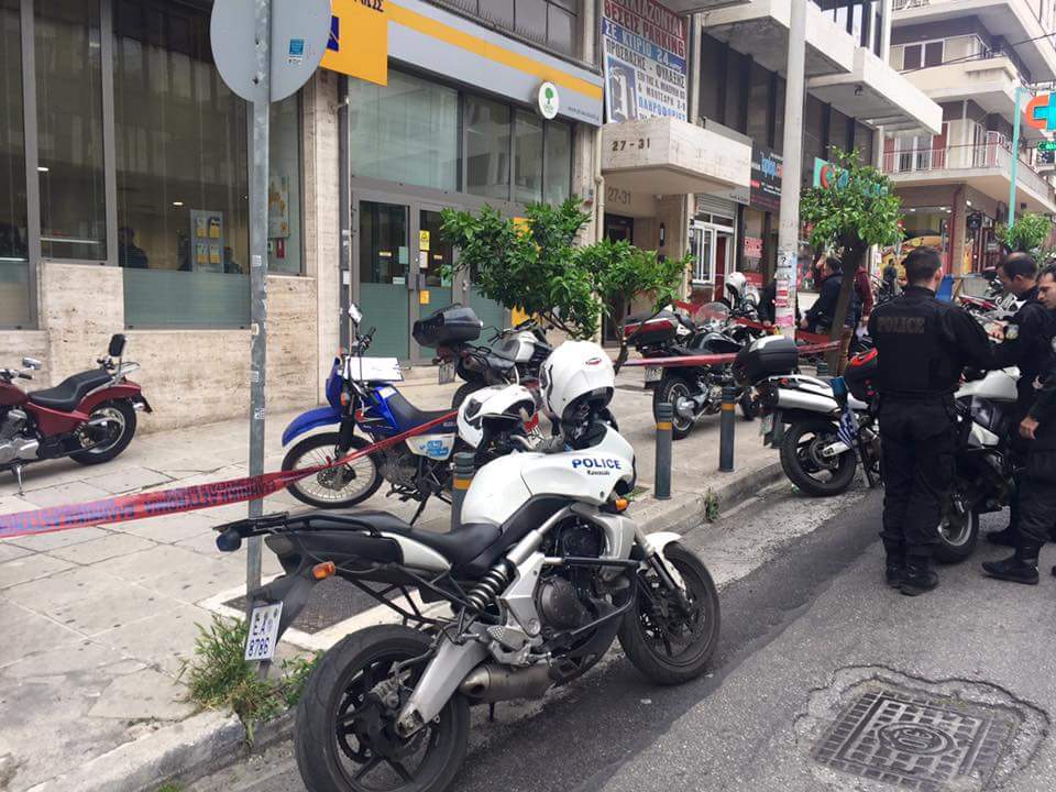 Πειραιάς: Ληστεία με ομηρία σε τράπεζα – Άδειασαν ταμεία και θυρίδες