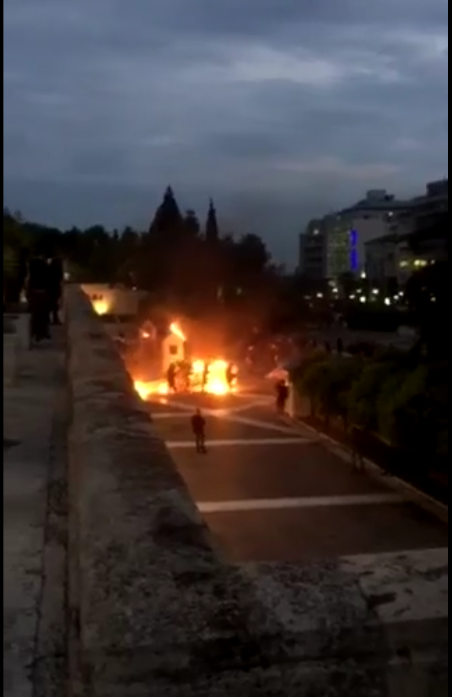 ΜΑΣ: Σφοδρή επίθεση με εκρηκτικές μολωτοφ κατά Αστυνομικών (βίντεο)