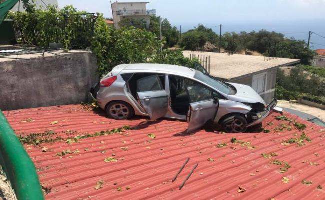 Κεφαλονιά: Όχημα εκτός πορείας κατέληξε.. σε στέγη γκαράζ