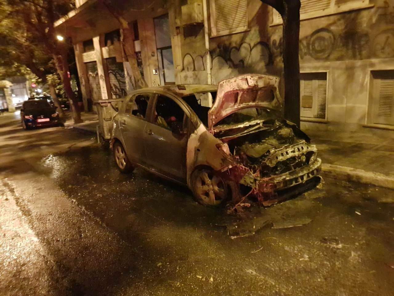 Εξάρχεια: Νύχτα επεισοδίων, χωρις συλλήψεις ..κι ένα καμμένο αυτοκίνητο