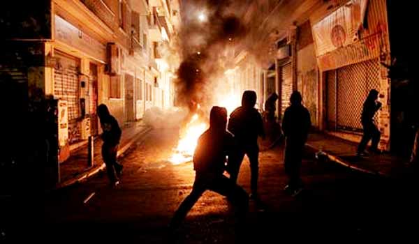 Εξάρχεια: Επιθέσεις με μολωτοφ στις διμοιρίες και εντολή να απομακρύνουν όσους καταγράφουν τα επεισόδια