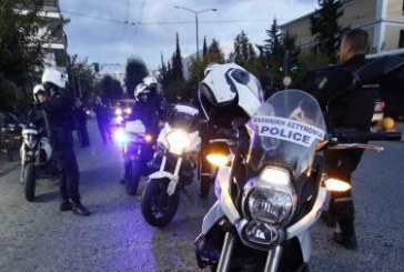 «Μονίμως οι ίδιοι στο πεζοδρόμιο, κουμπάροι θα γίνουμε μεταξύ μας»