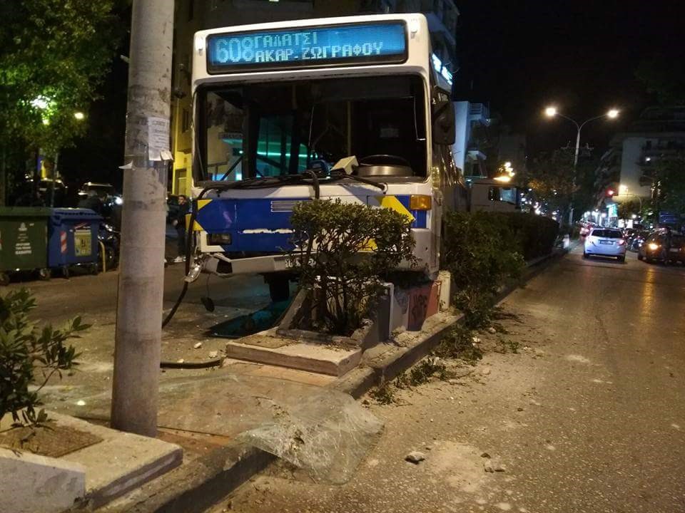 Ζωγράφου: Σοβαρό τροχαίο με σύγκρουση λεωφορείου με όχημα του Δήμου- Τραυματίες ο οδηγός και επιβάτες (ΦΩΤΟ)