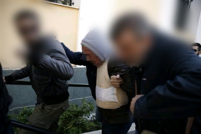 Ανακάλεσε ο 58άχρονος, ισχυρίζεται οτι δεν είχε.. τα γυαλιά του ενώ υπέγραφε την ομολογία του και περιέγραψε οτι η Δώρα σχεδόν.. αυτοτραυματίσθηκε
