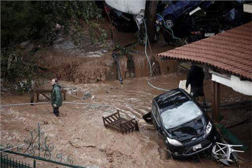 Δυτική Αττική: Δεκαπέντε νεκροί στη Μάνδρα σε πλημμύρες που προκάλεσε η » Ευρυδίκη»