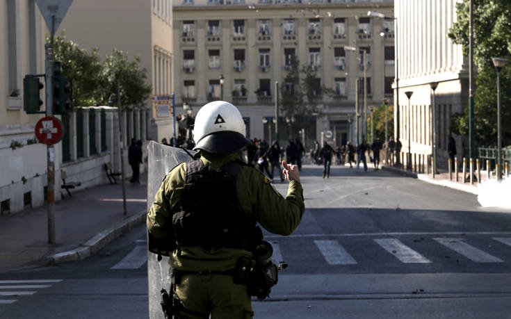 «Διακριτική επιτήρηση από απόσταση» για τους κουκουλοφόρους οι εντολές της ΕΛΑΣ στους επιχειρησιακούς