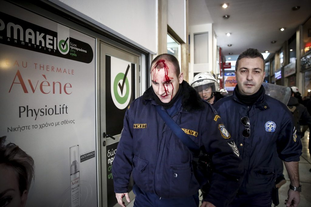 Τραυμάτισαν Αστυνομικό της ΥΜΕΤ στο κεφάλι κατά την εισβολή του ΠΑΜΕ στο Υπ.Εργασίας