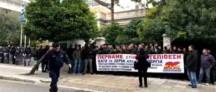 ΠΑΜΕ στο Μαξίμου- Τραυμάτισαν Ανθυπαστυνόμος της ΟΠΚΕ