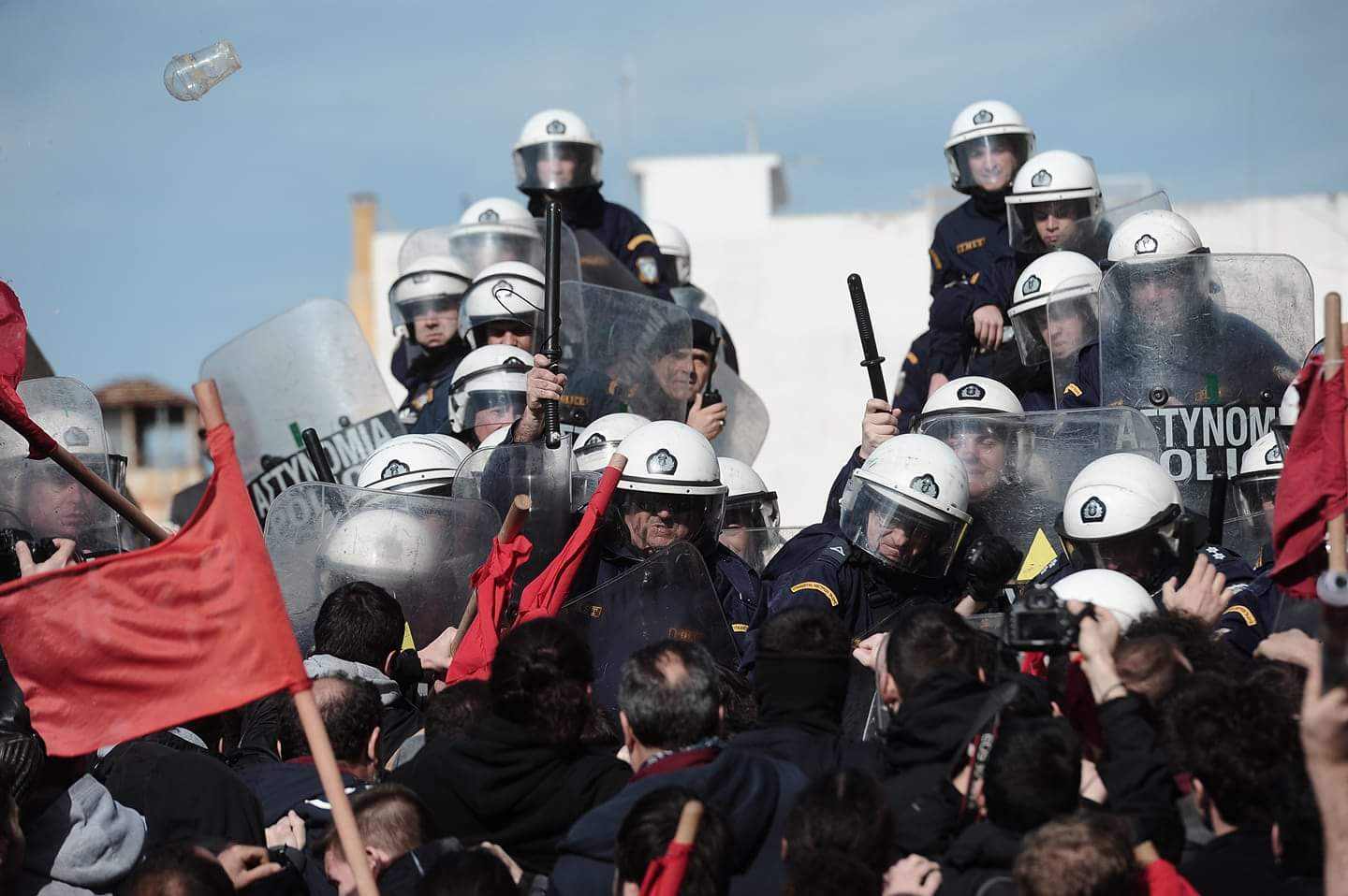 Βουλή: Επιτέθηκαν με κοντάρια στις διμοιρίες- Με χρήση απώθησαν τα άτομα οι Αστυνομικοί