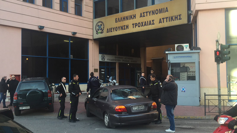 Πυροβολισμοί έξω από την Τροχαία Αθηνών- Αστυνομικός απέτρεψε απόπειρα απόδρασης