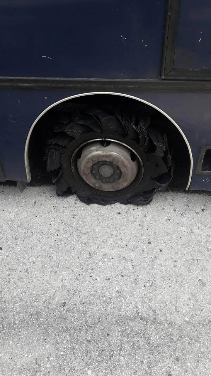 «Έσκασε λάστιχο (7ετών) κλουβας εν κινήσει- Λογω της εμπειρίας του οδηγού δεν είχαμε χειρότερα»