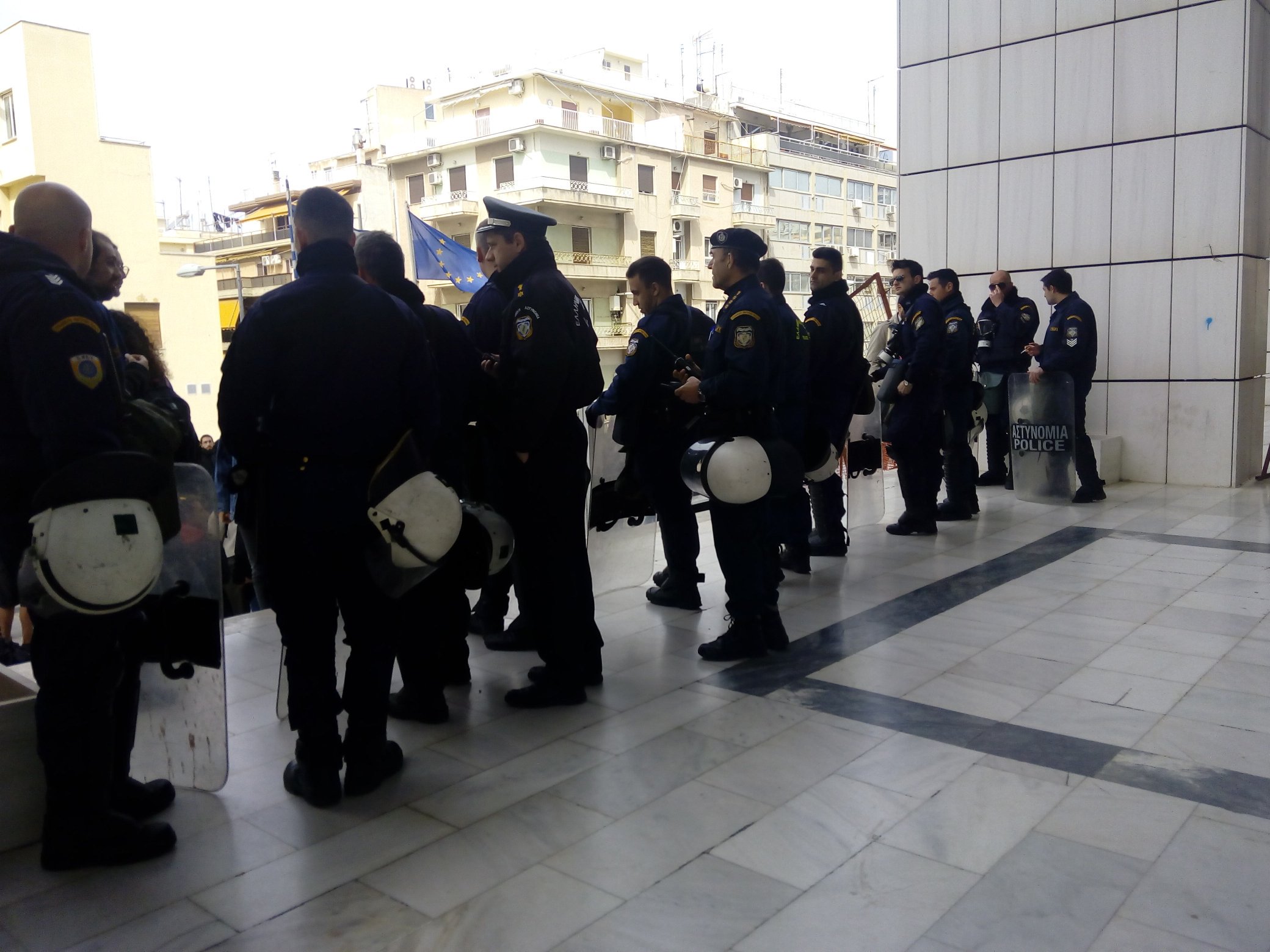 «Ωρα 23:02 και Αστυνομικοί που έχουν αναλάβει υπηρεσία απο ώρα 08.00πμ.. και ακόμα δεν εχουν αποδεσμευτεί απο τα καθήκοντά τους»