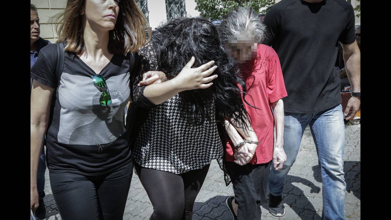 Πετρούπολη: Δίωξη για ανθρωποκτονία από πρόθεση κατά συναυτουργία στη 19άχρονη λεχώνα και τη μητέρα της