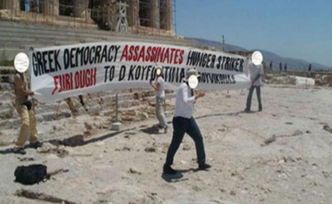Στον Παρθενώνα με πανό ο Ρουβίκωνας για τον Κουφοντίνα