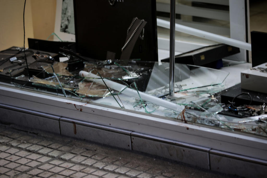 Προσήχθη κι εξετάζεται ο άνδρας που έχει αποτυπωθεί στο βιντεοληπτικό υλικό εξω απο το κοσμηματοπωλείο
