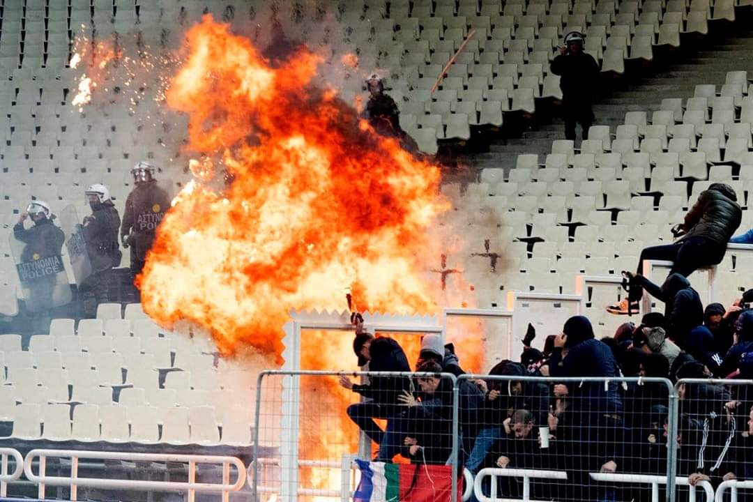 ΑΕΚ- Ajax: Εκρήξεις μολωτοφ στις κερκίδες, τραυματισμοί και παρέμβαση απο τις διμοιρίες