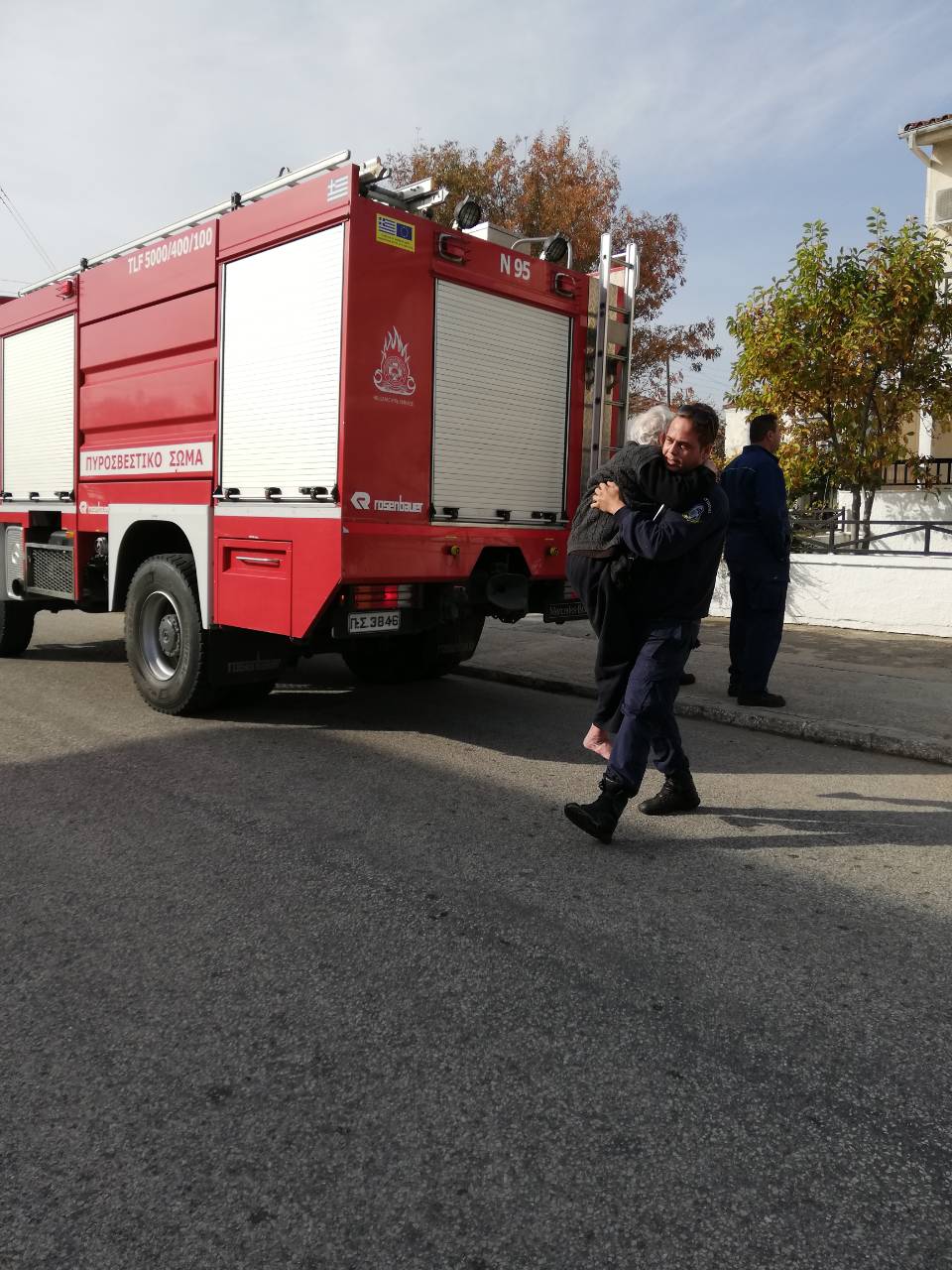 Δοξάτο, Δράμας: Αστυνομικός διέσωσε ηλικιωμένη από φωτιά στο σπίτι της