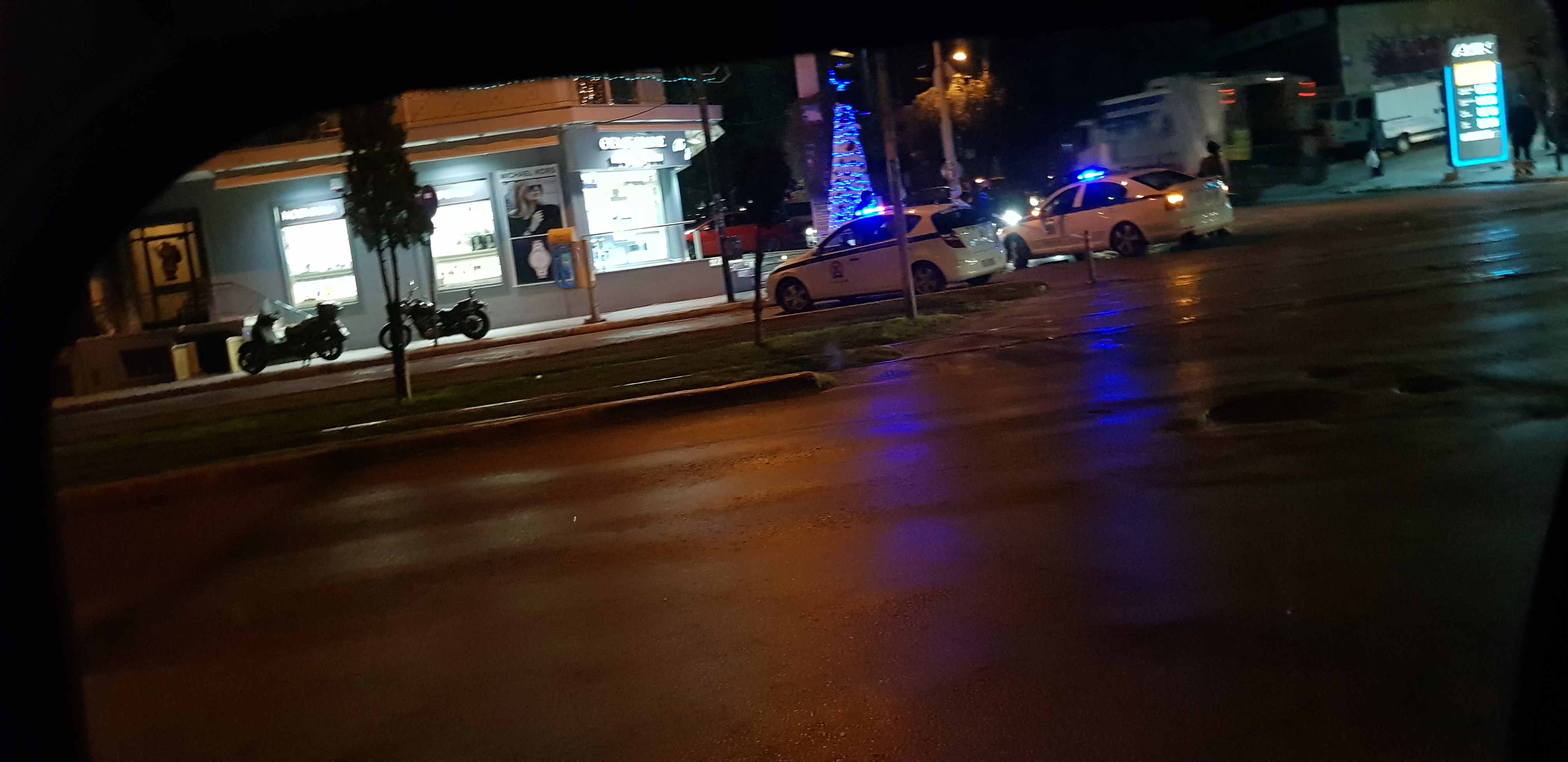 Ν.Σμύρνη: Αποκλεισμένο οικοδομικό τετράγωνο από την Αστυνομία