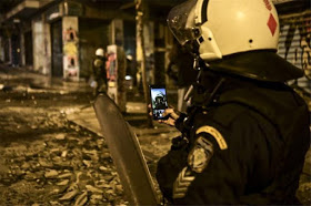 Η εικόνα της καταστροφή στα Εξάρχεια.. στην οπτική του Αστυνομικού που επιχειρεί