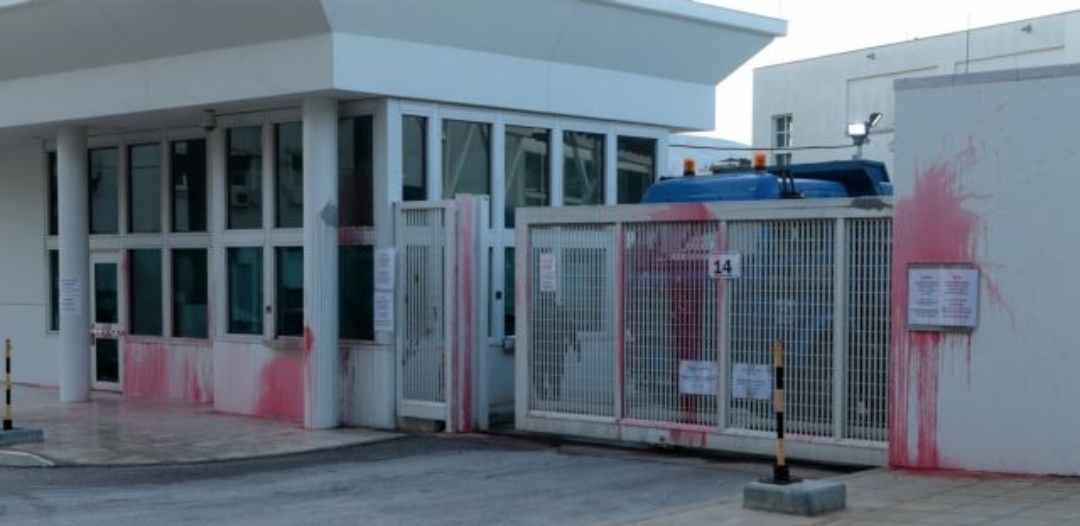 Καπνογόνο και μπογιές, στην οικία του Αμερικανού Πρέσβη