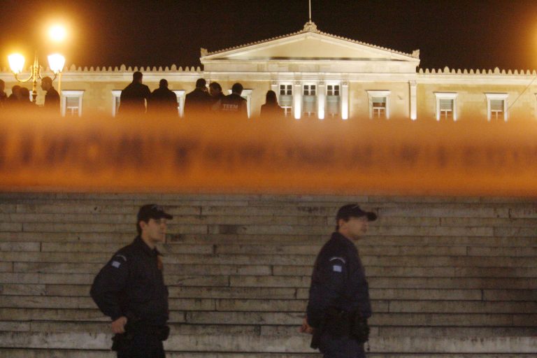ΔΕΚΑ για απομακρύνσεις αστυνομικών από τη Βουλή