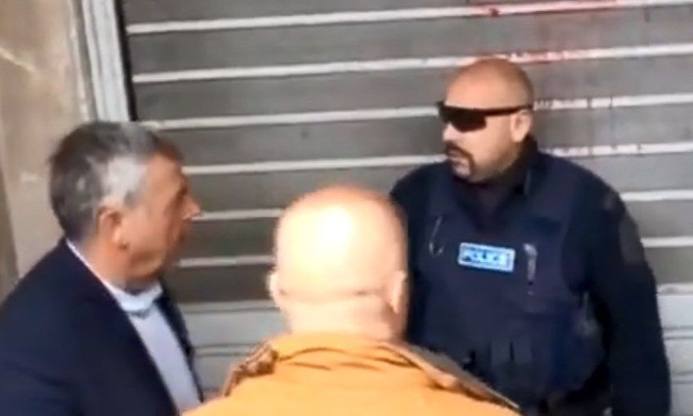 «Με αποφασιστικότητα, ψυχραιμία, δυναμισμό, στα νόμιμα πλαίσια, ΜΟΝΟΣ του, απέτρεψε την είσοδο στο Εσωτερικών»