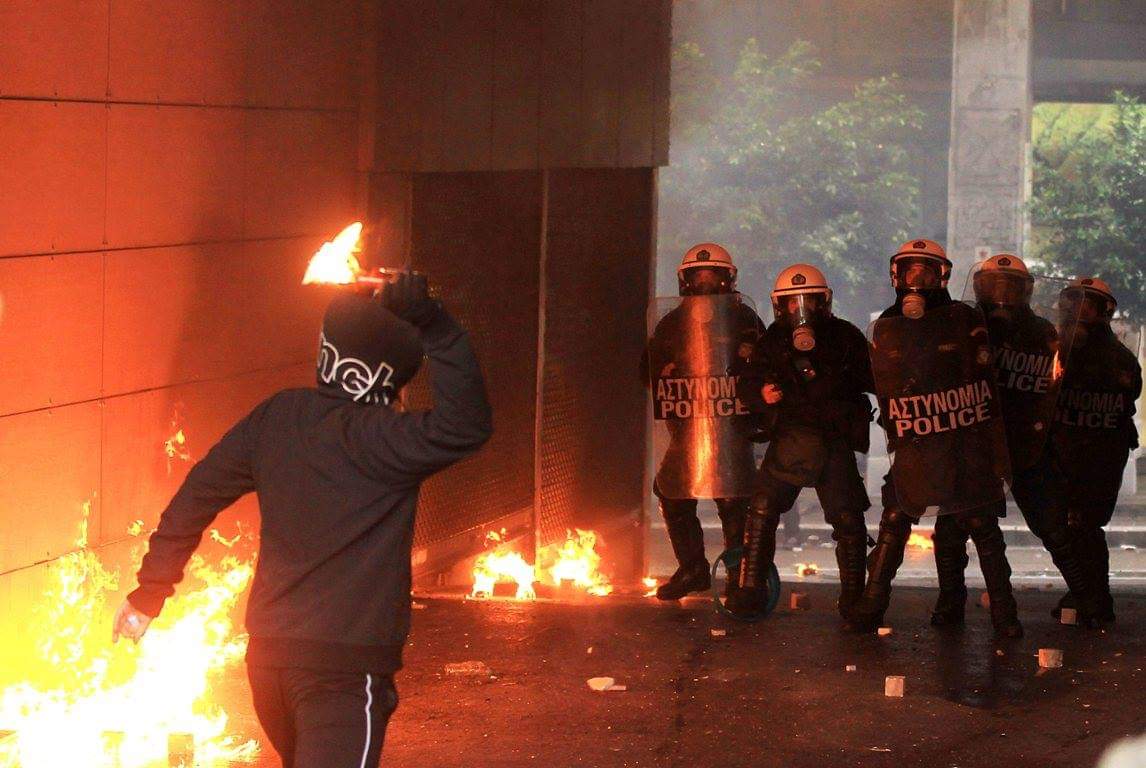 Εξάρχεια: Μολωτοφ κατά διμοιρίας σε συνέχεια των επιθέσεων μετά την πορεία της εργατικής Πρωτομαγιάς- Συλλήψεις Σύρου και Σέρβου
