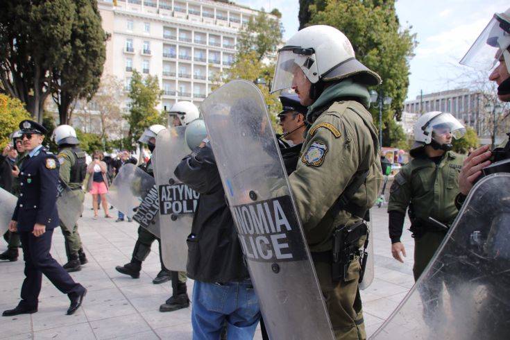 Σύνταγμα: Προσαγωγές πρίν την έναρξη της παρέλασης- Φώναζαν συνθήματα κατά της Συμφωνίας των Περεσπών