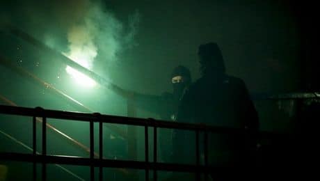 Π.Φάληρο: Οπαδός έπεσε από δεύτερο όροφο πολυκατοικία σε ενέδρα χούλιγκανς