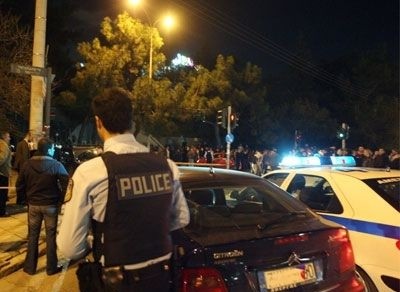 Δάφνη: Συμπλοκή μεταξύ οπαδών ΠΑΟ- ΟΣΦΠ Παρέμβαση ΜΑΤ