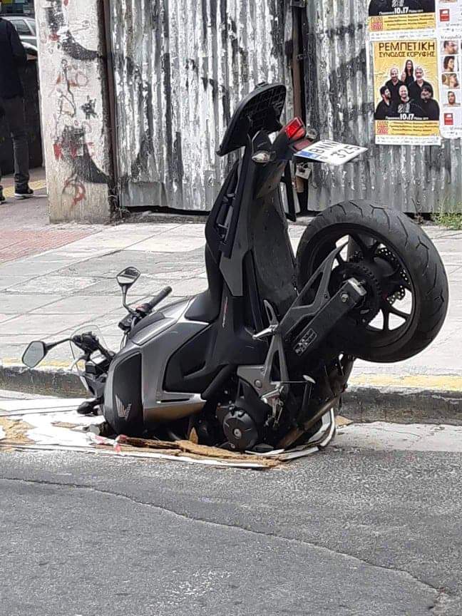 «Άνοιξε» ο δρόμος και η μηχανή ..βυθίστηκε στο «πηγαδι»