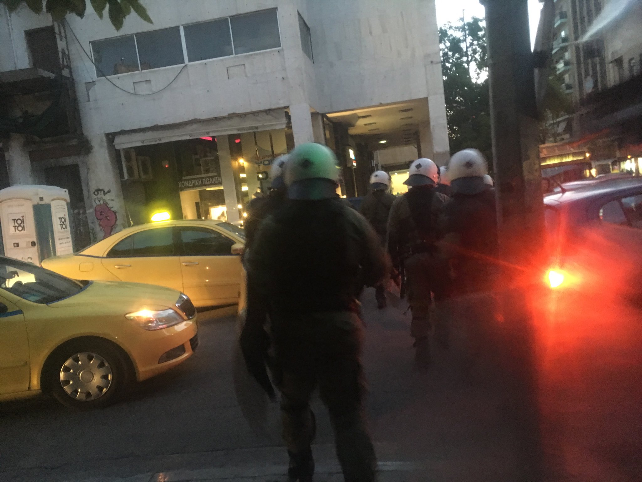 Στα γραφεια ΣΥΡΙΖΑ οι αντιεξουσιαστές σε συμπαράσταση του «Λουκά» της 17Ν