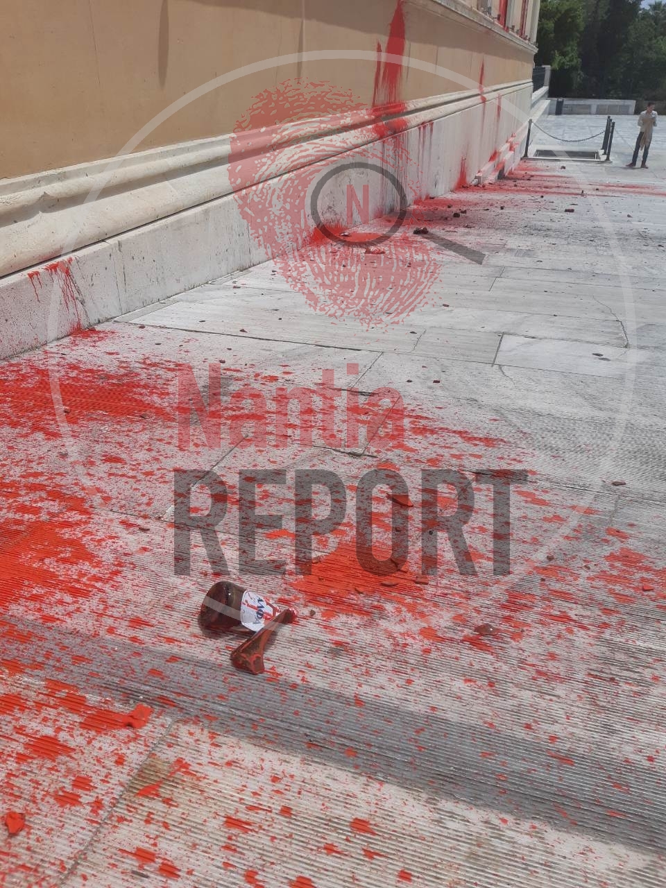 Βουλή: Καταδρομική επίθεση και βανδαλισμός με μπογιές από αντιεξουσιαστές