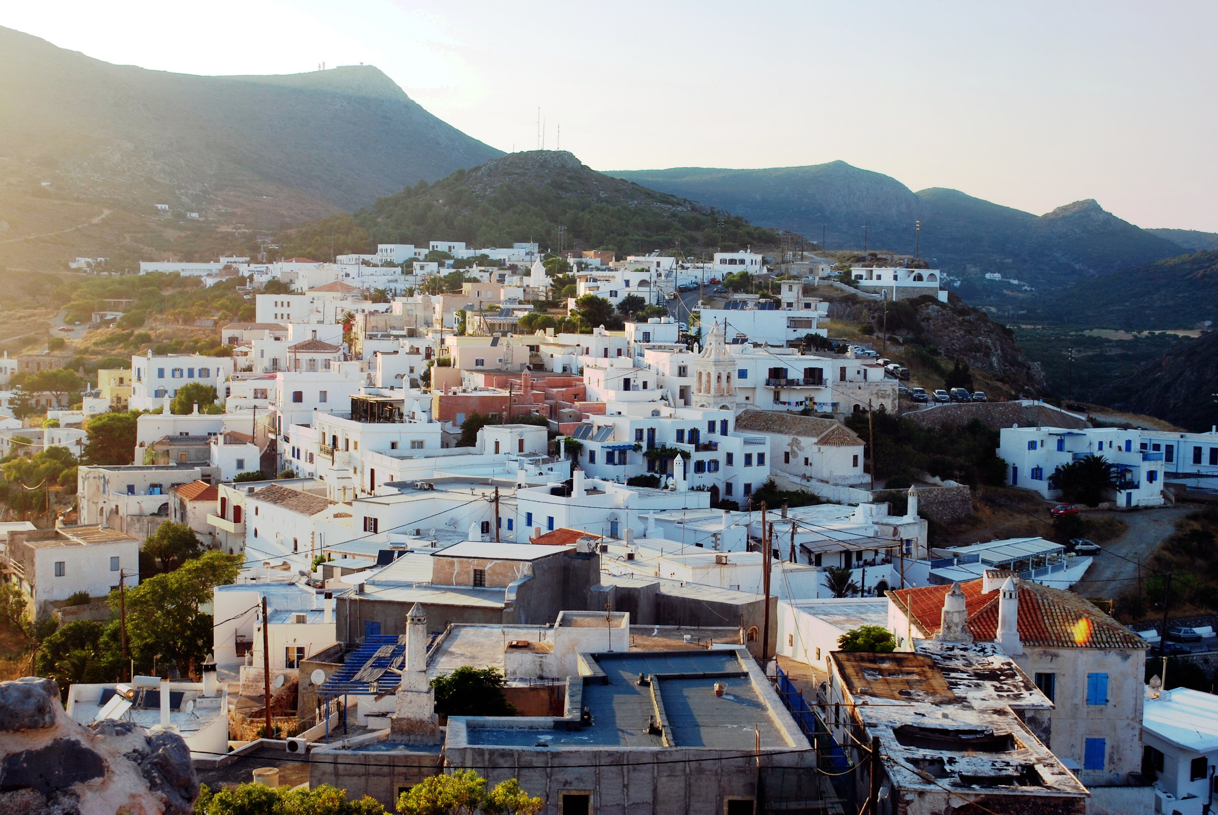 «Με αναρρωτική άδεια από την Υπηρεσία του, αλλά βρίσκεται δίπλα σε υποψήφιο εκτός της διαμονής του»..