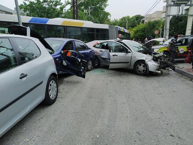 Κηφισιά: Σύγκρουση λεωφορείου με δύο ΙΧΕ