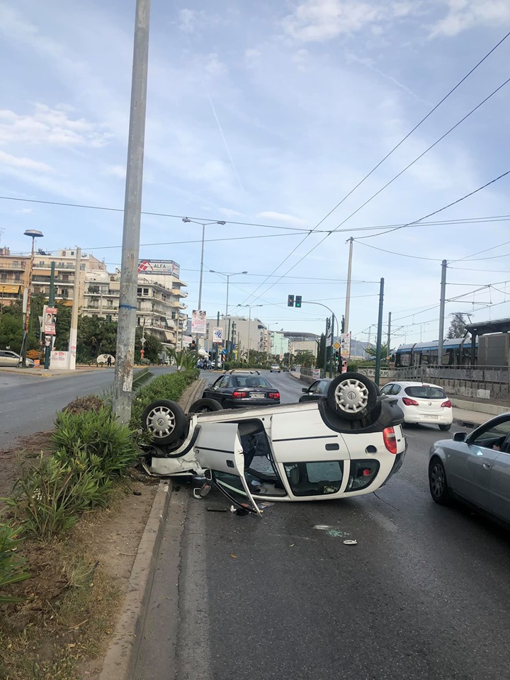 Καλλιθέα: Σοβαρό τροχαίο ατύχημα με ανατροπή οχηματος-Διαδικασία απεγκλωβισμού των επιβαινόντων