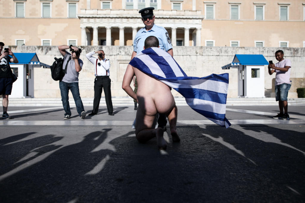 Athens Pride: Γυμνός, με την ελληνική σημαία στο λαιμό.. βρέθηκε να γονατίζει στο ΜΑΣ