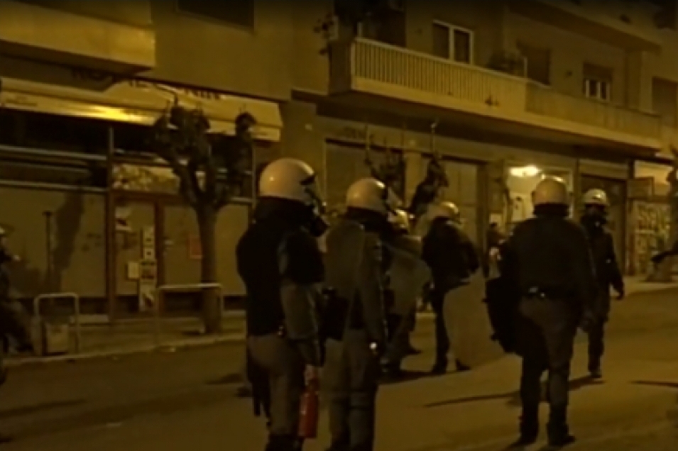 Εξάρχεια: Τοξικομανής επιτέθηκε και τραυμάτισε Αστυνομικό- Επεξεργασμένο βιντεοληπτικό υλικό «βλέπει» επίθεση από τη διμοιρία