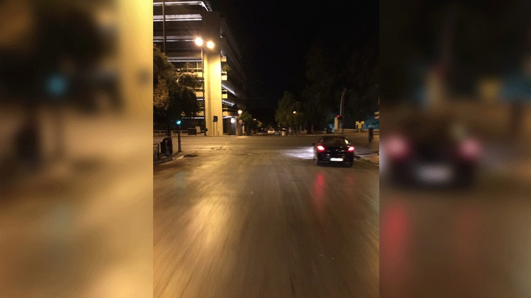 «Δεν έφυγαν οι κλούβες από την Ηρώδου Αττικόυ.. στην Κουμπάρη βρήκαν στάθμευση»