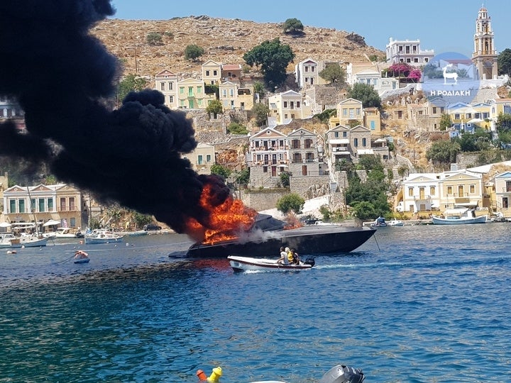 Σύμη: Φωτιά σε θαλαμηγό στο λιμάνι