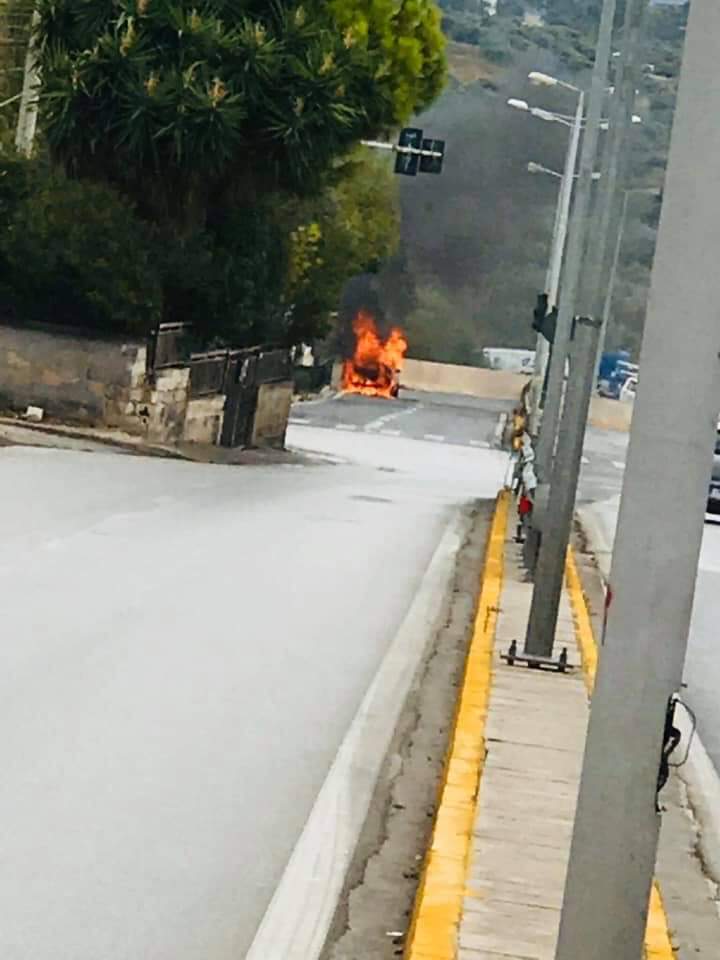 Σπάτα: Πυρκαγιά σε όχημα έξω από το Κ.Υγείας