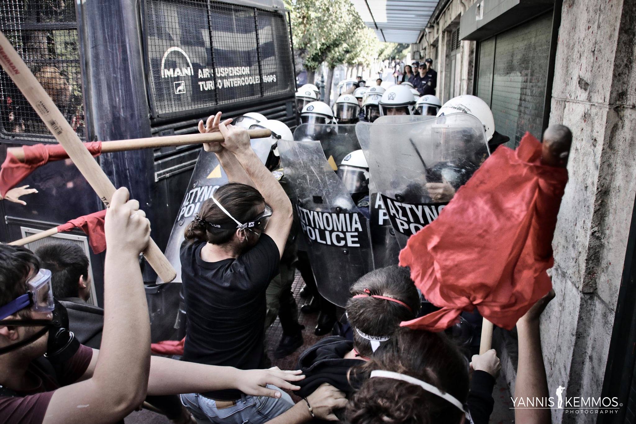 «Ομάδες ατόμων επιτέθηκαν επανειλημμένα κατά των αστυνομικών στο φραγμό και αναγκάστηκαν να προβούν σε χρήση δακρυγόνων για να τους απωθήσουν»