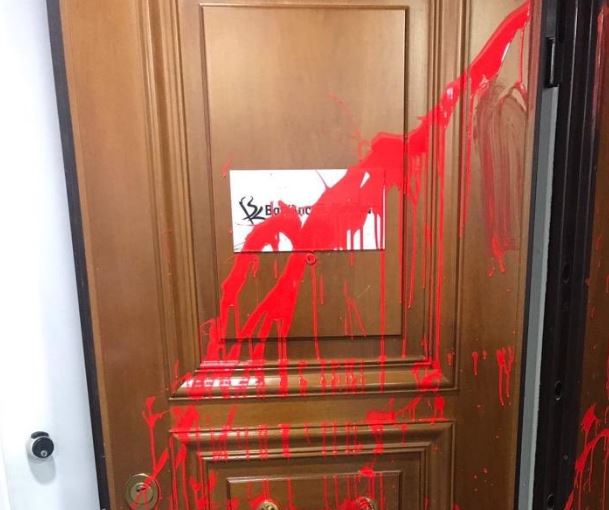 Ενας …Ρουβίκωνας συνελήφθη για την επίθεση στο πολιτικό γραφείο του Κικίλια